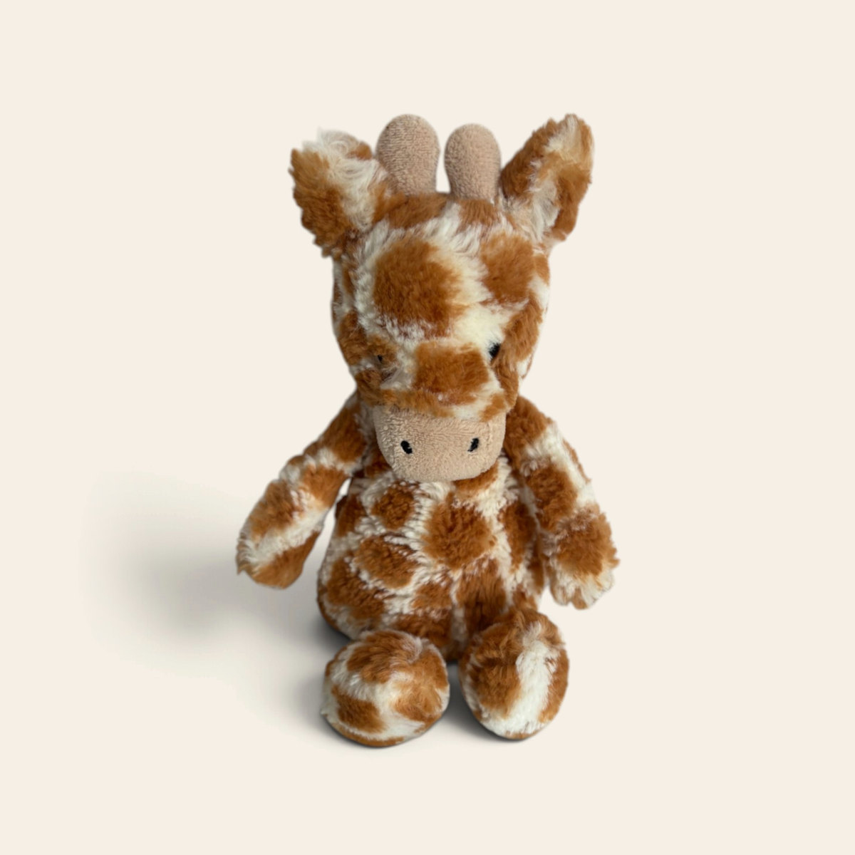 Bashful Giraffe BAS3GN: a plush giraffe with orange-brown patches on cream fur, small horns and a sitting pose